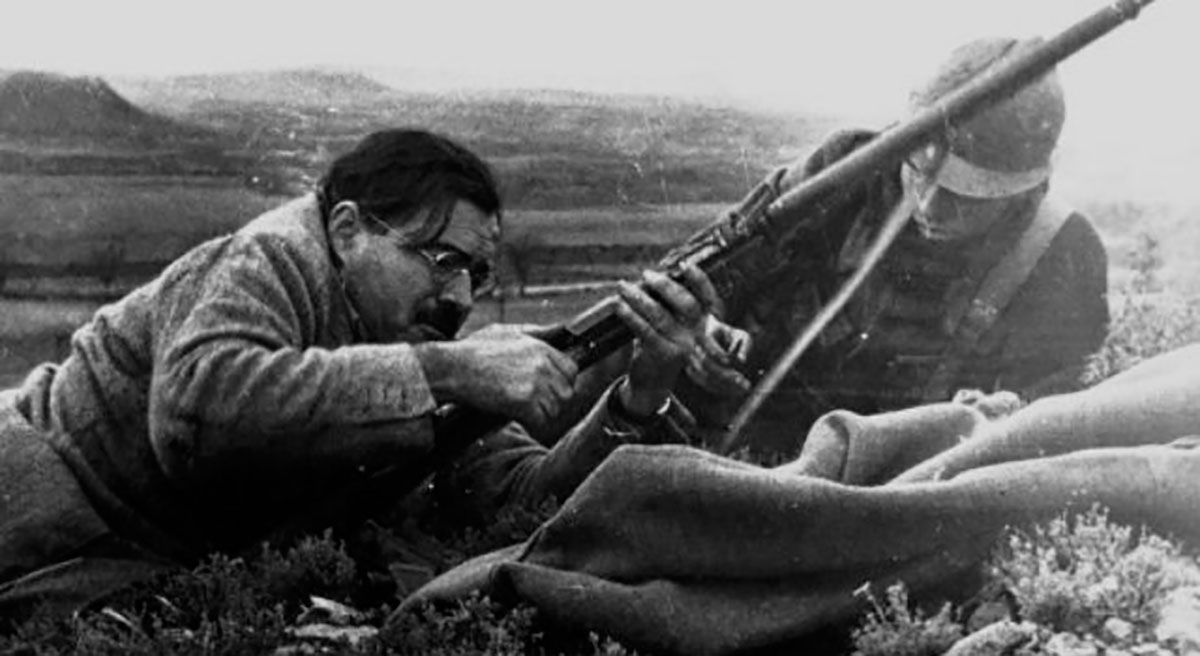 Hemingway con fusil